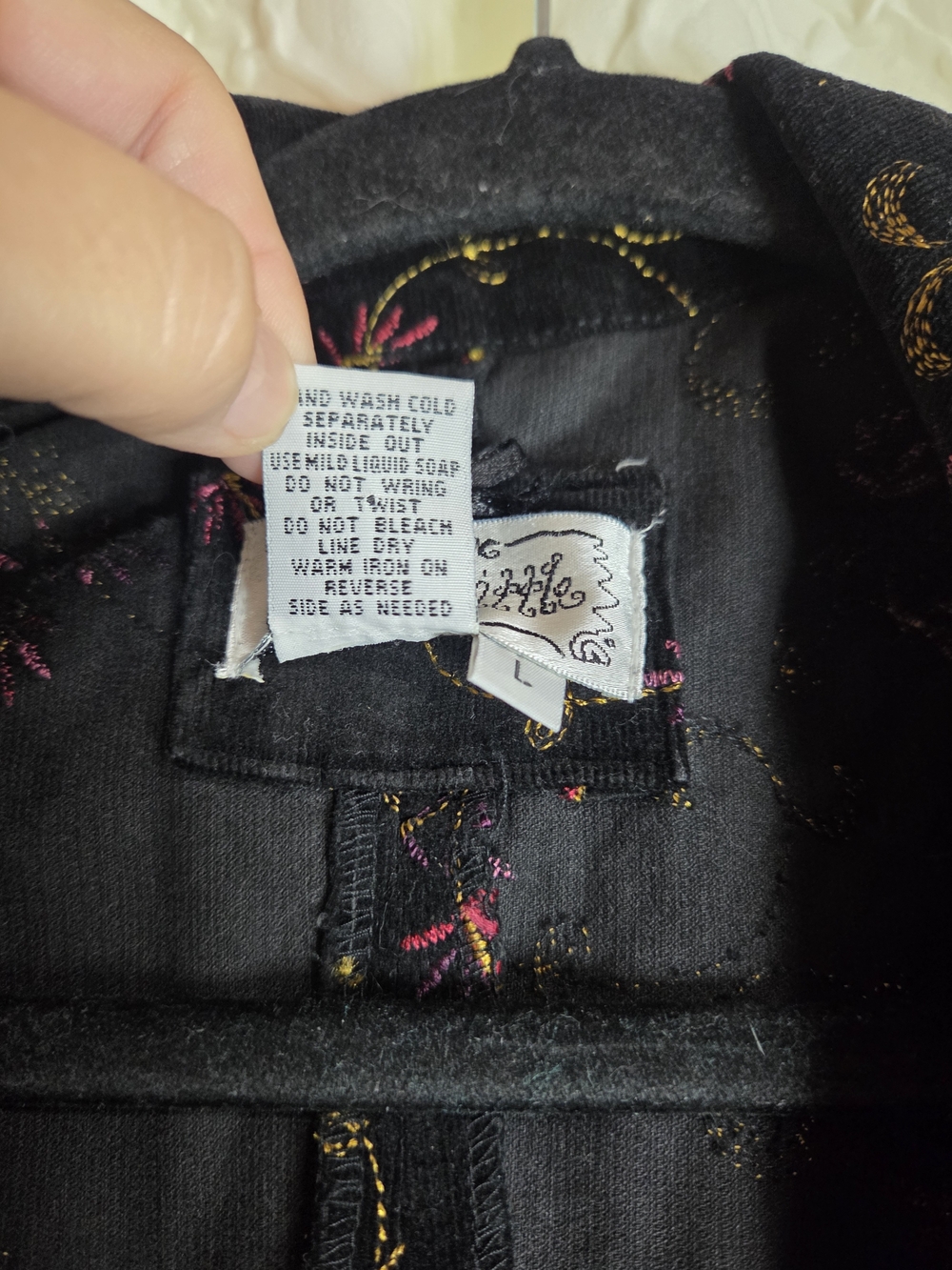 Live a Little Women’s L Black Velvet Embroidered Blazer with Gold & Pink Detail - Picture 10 of 10
